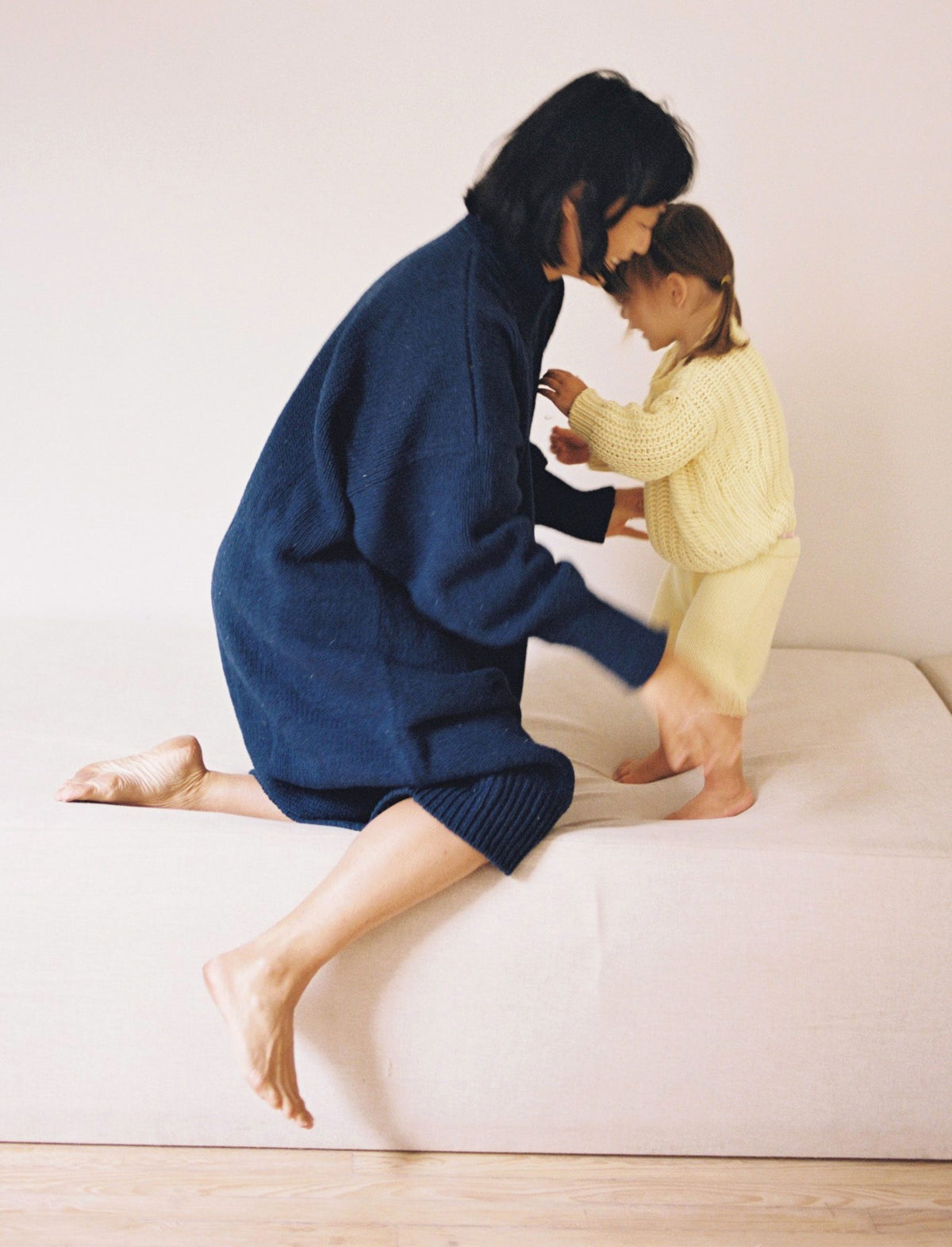 familia series by pia riverola with su & isadora