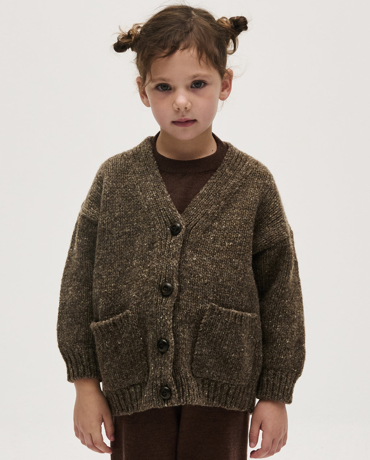 Kids' Babaà No17 oak cardigan with button closure, soft knit fabric, and cozy fit, perfect for children’s casual wear.