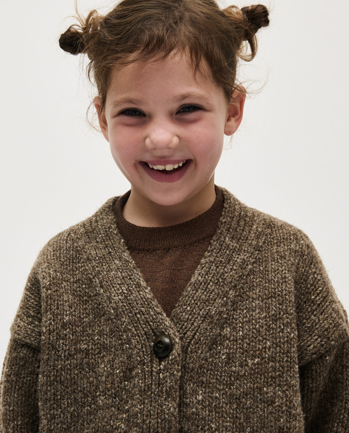 Kids' Babaà No17 Oak cardigan in soft knit, featuring a cozy design with button closures and ribbed cuffs.