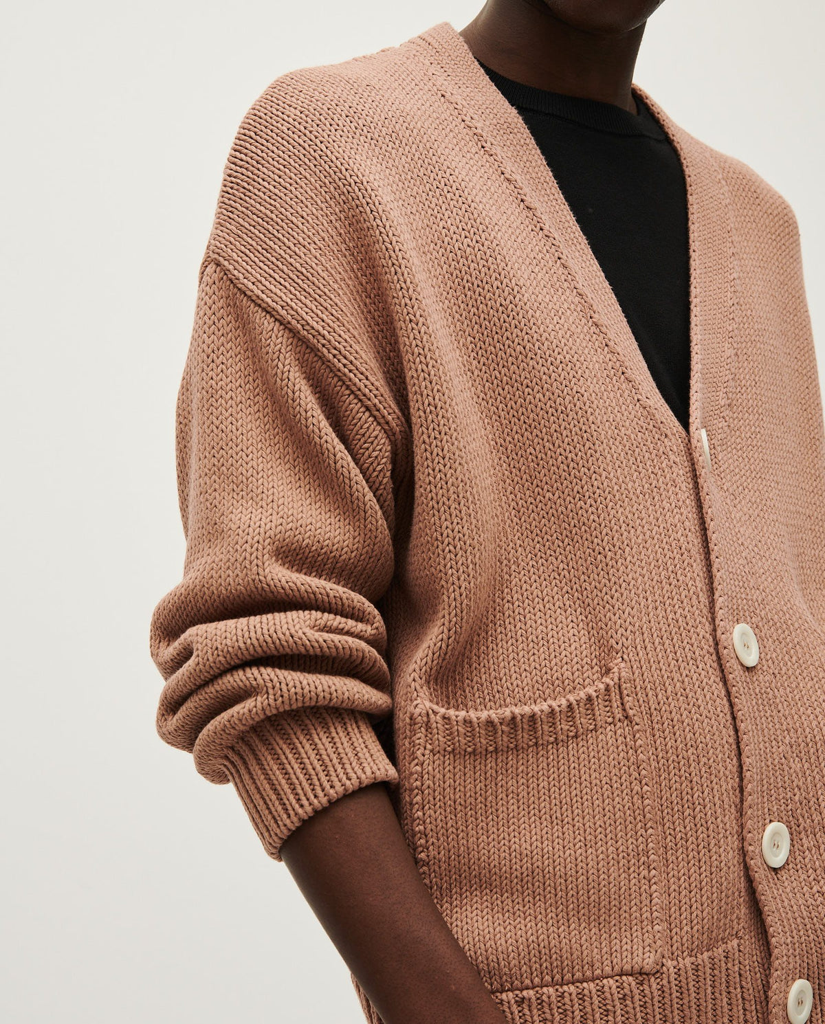 Babaà men's cardigan No16 in roasted fig color, knit fabric with button closure, cozy and stylish for everyday wear.