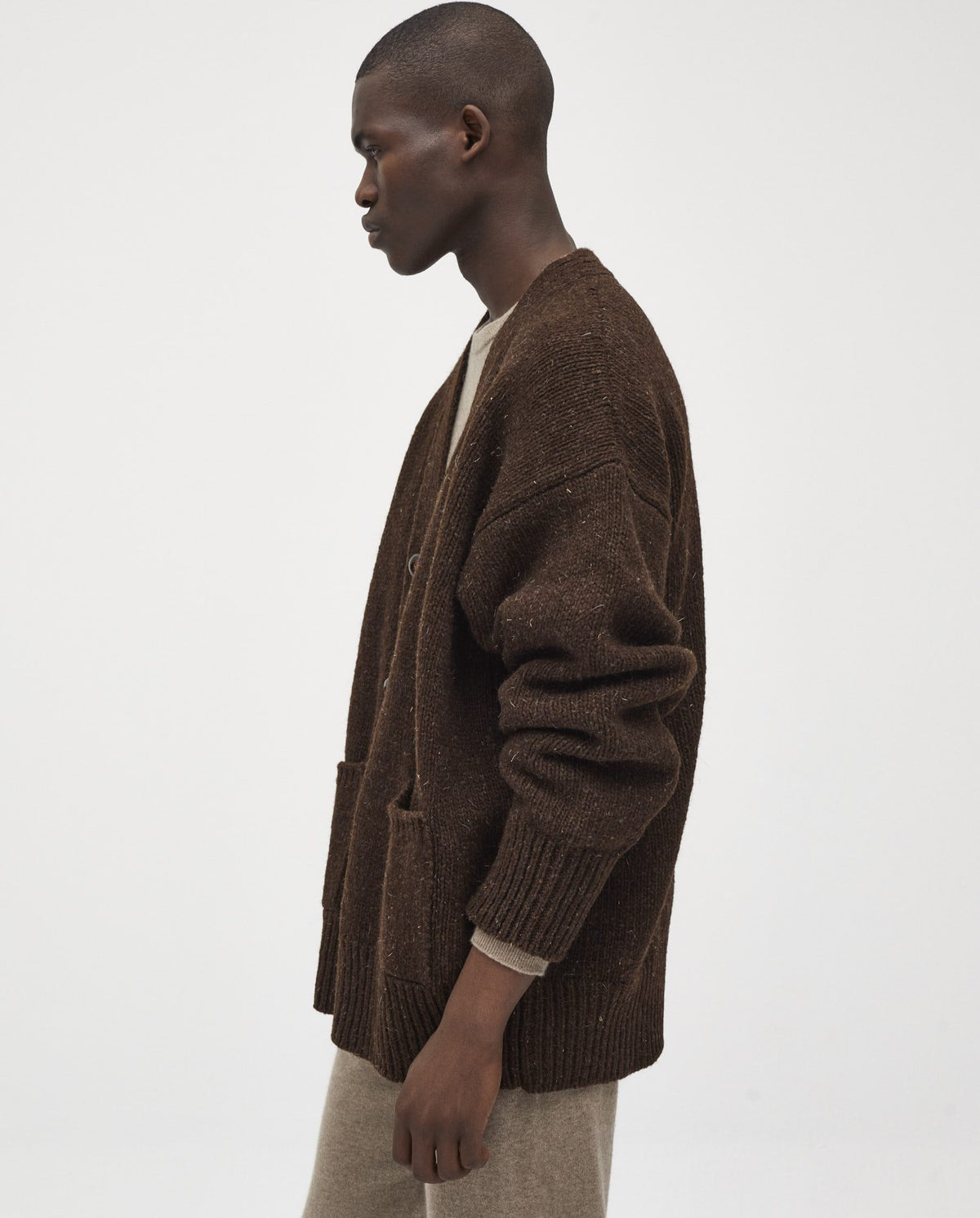 Babaà No17 Earth men's cardigan in warm brown knit, featuring a button-up front and ribbed cuffs for a cozy, casual look.