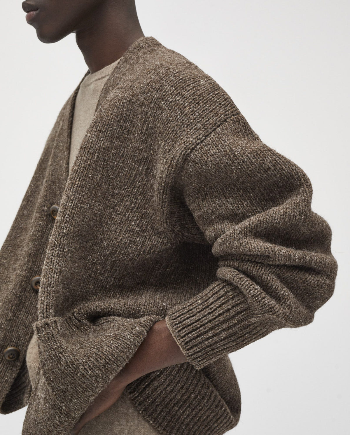 Men's Babaà No17 Oak cardigan featuring a cozy knit fabric, button closure, and classic fit in warm oak color.