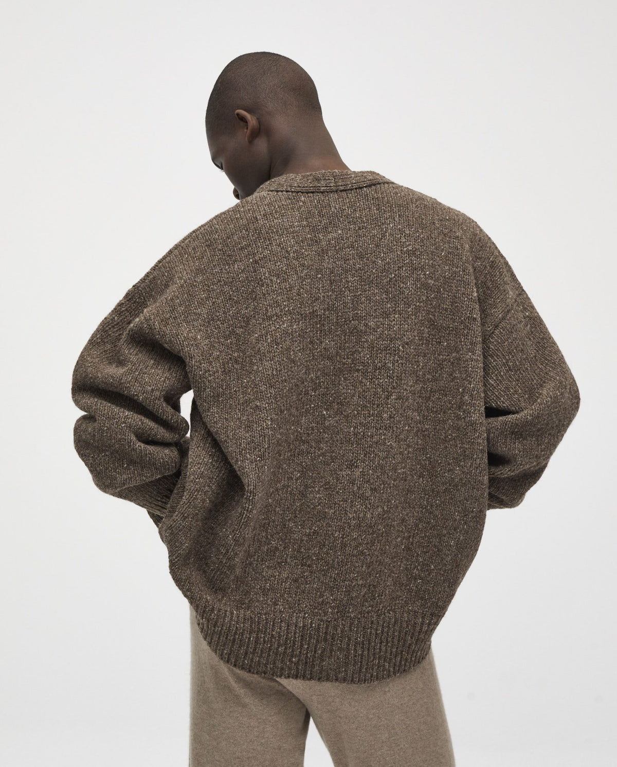 Babaà No17 oak men's cardigan in warm brown with button-front and ribbed cuffs, displayed on a neutral background.