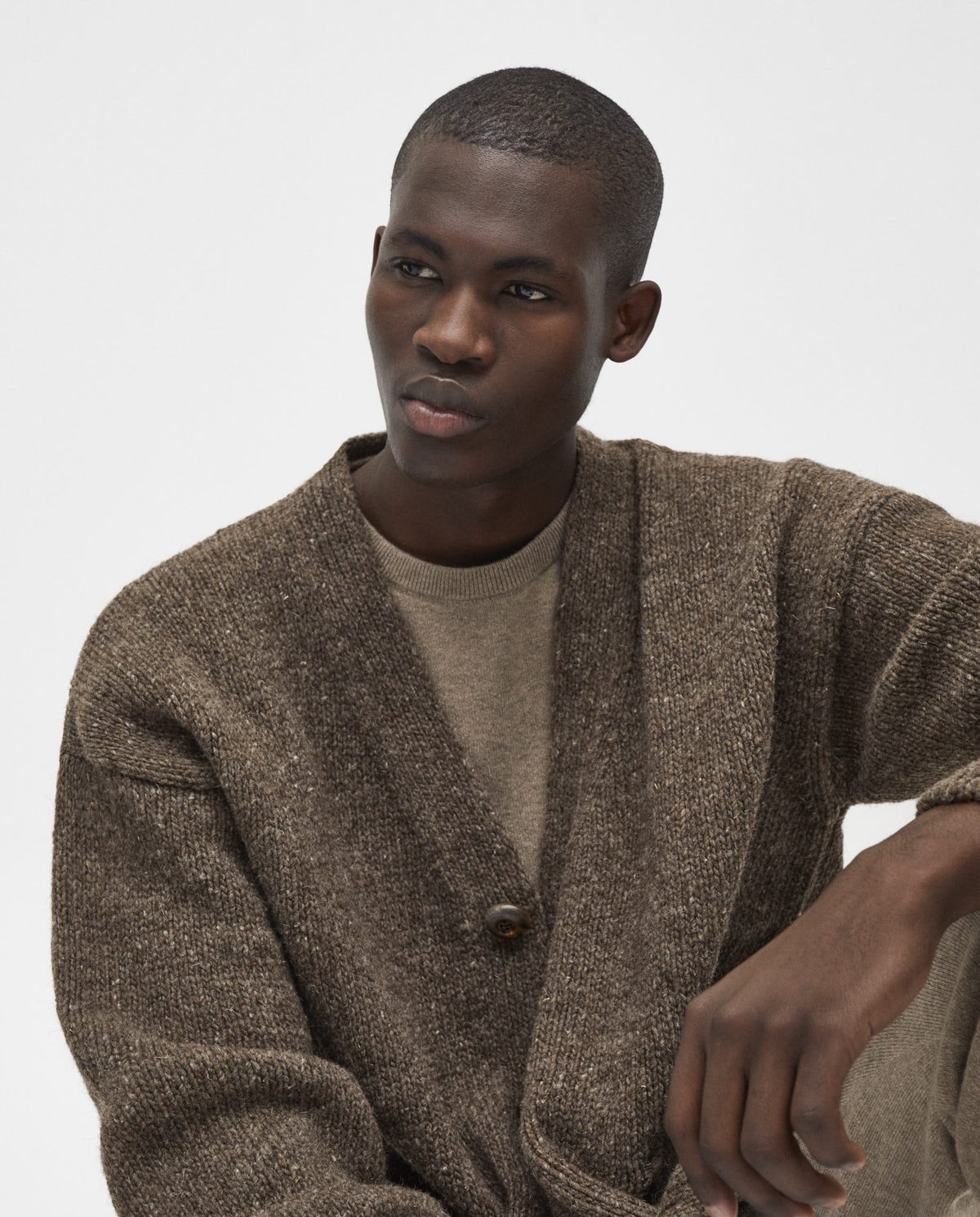 Babaà men's no17 oak cardigan featuring a cozy knit design, button-up front, and classic fit in warm oak color.