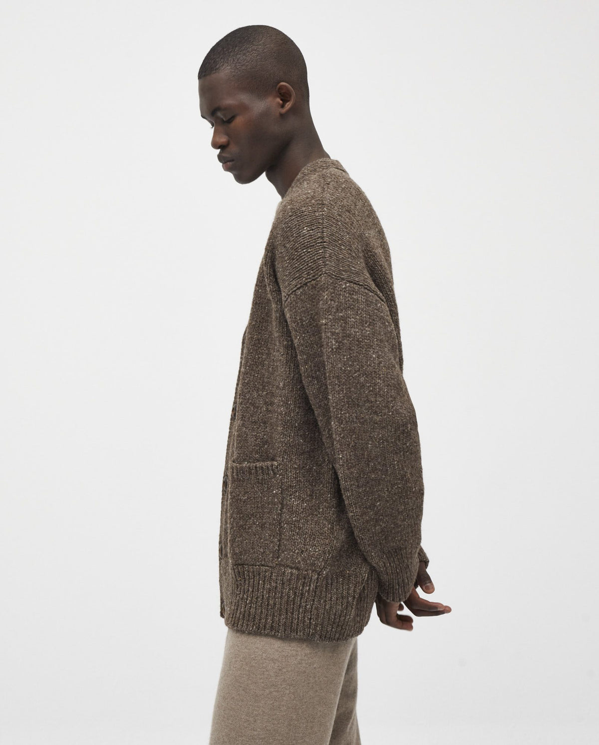 Babaà No17 Oak men's cardigan featuring a cozy knit design in a warm oak color, displayed on a neutral background.