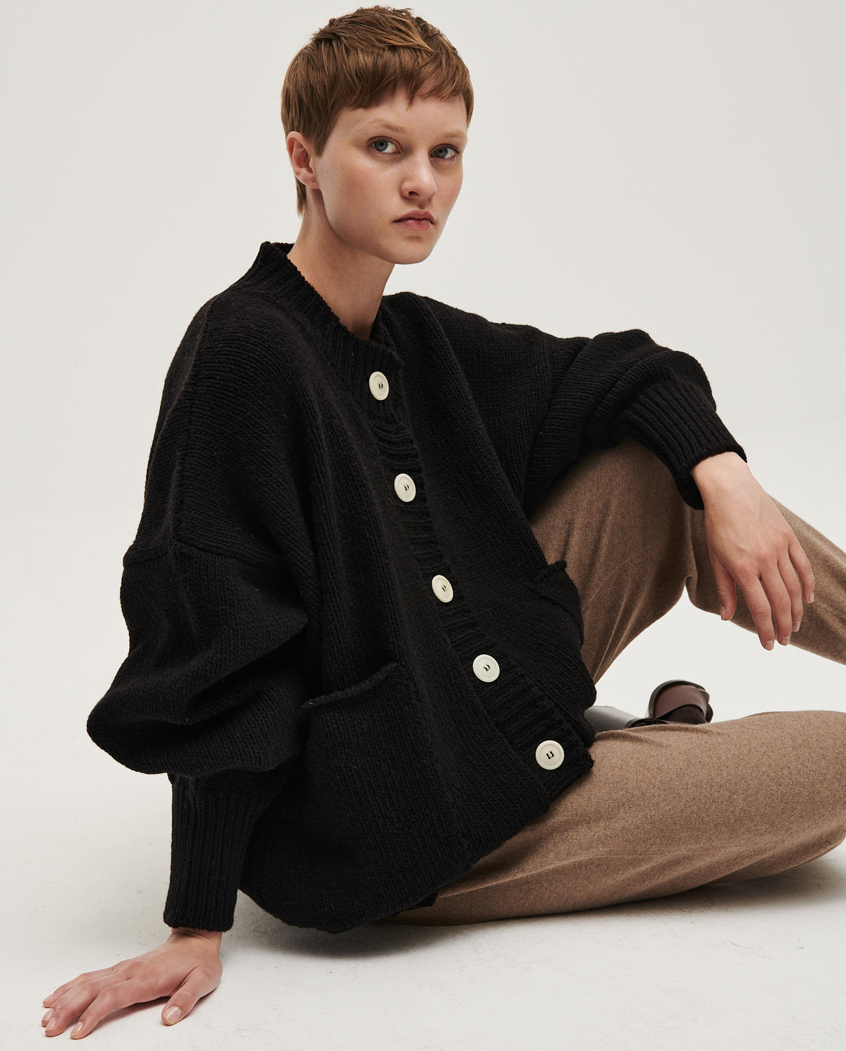 Black Babaà No11 women's cardigan with long sleeves and a cozy knit texture, displayed on a mannequin.