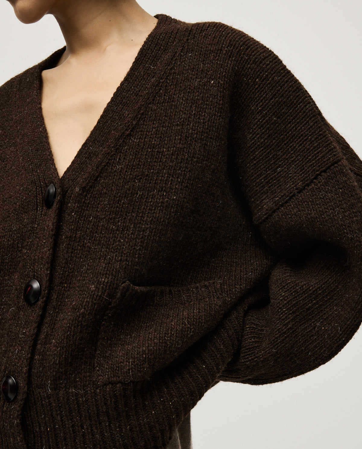 Babaà No17 Earth women's cardigan in soft knit fabric, featuring a relaxed fit and earthy tone, styled on a model.
