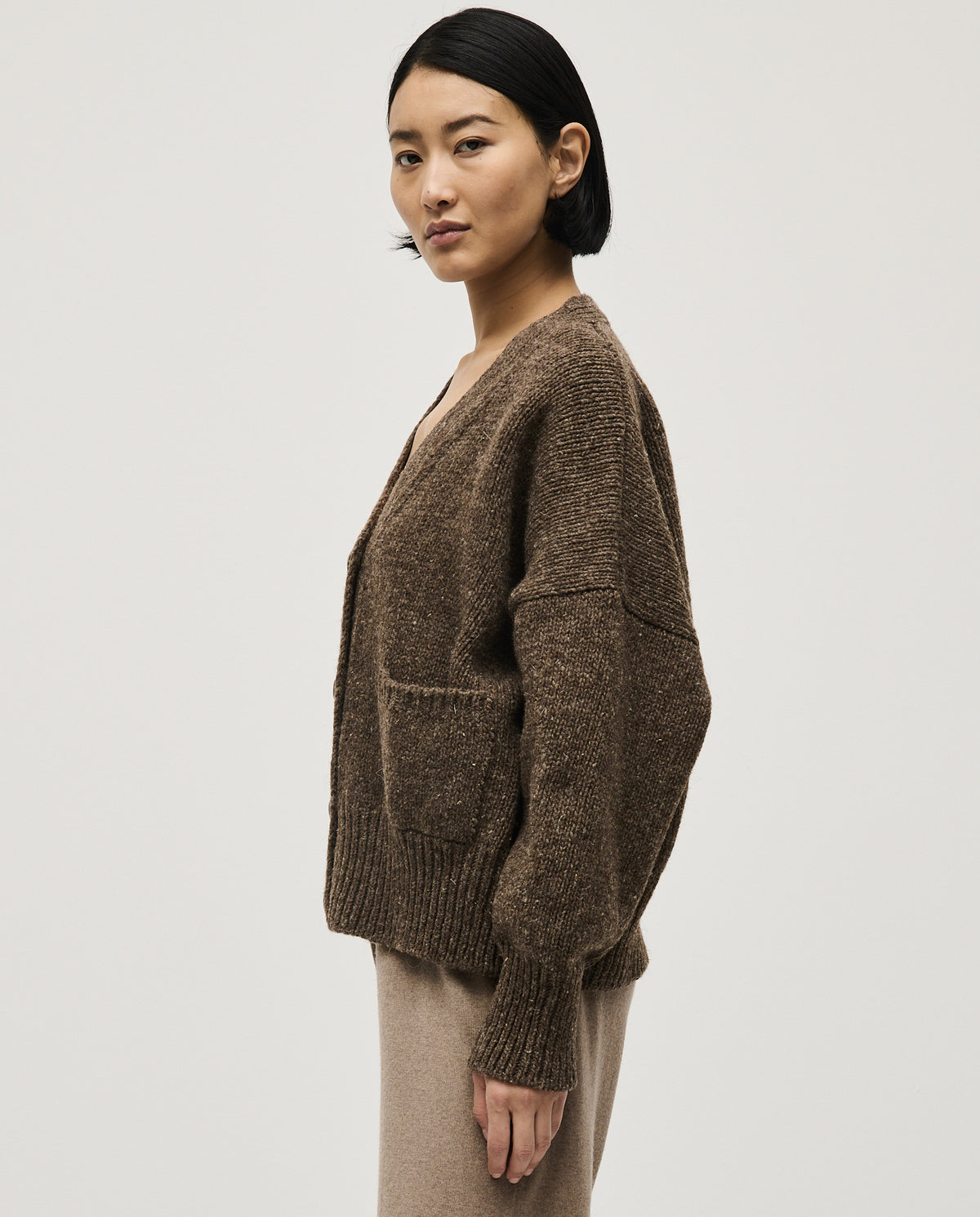 Babaà No17 Oak women's cardigan in soft knit fabric, featuring a relaxed fit and button closure, worn by a model.
