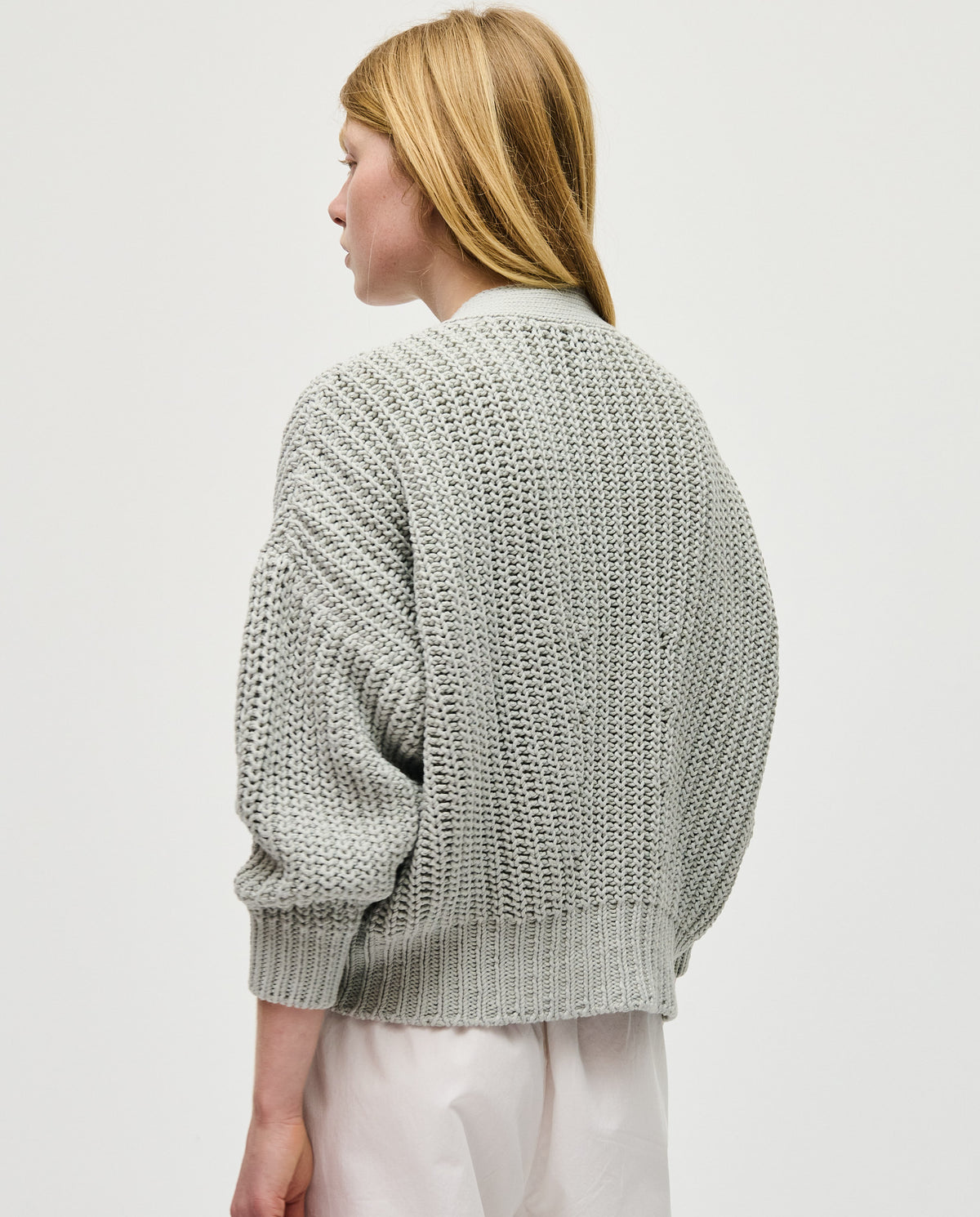 Babaà No18 Chalk women's cardigan made of soft fabric, featuring a relaxed fit and button closure, styled on a model.