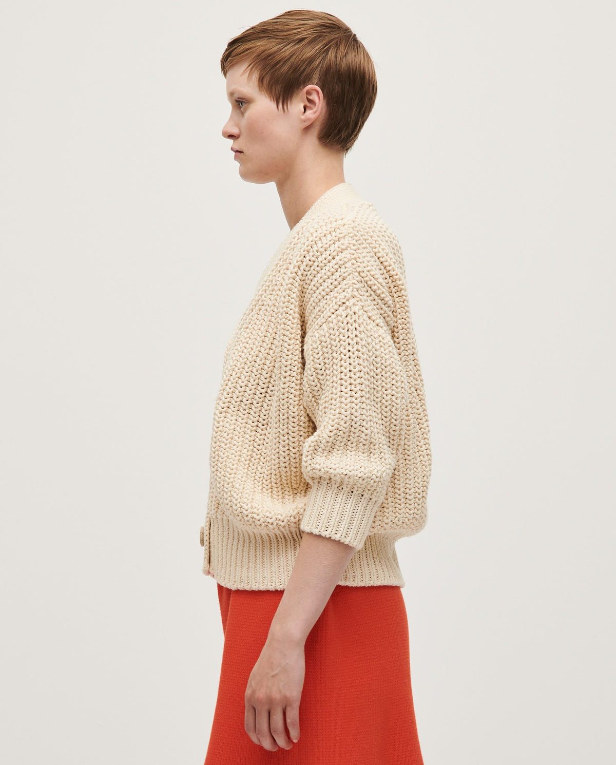 Babaà No18 natural women's cardigan, soft knit fabric with a relaxed fit, featuring a button-up front and ribbed cuffs.