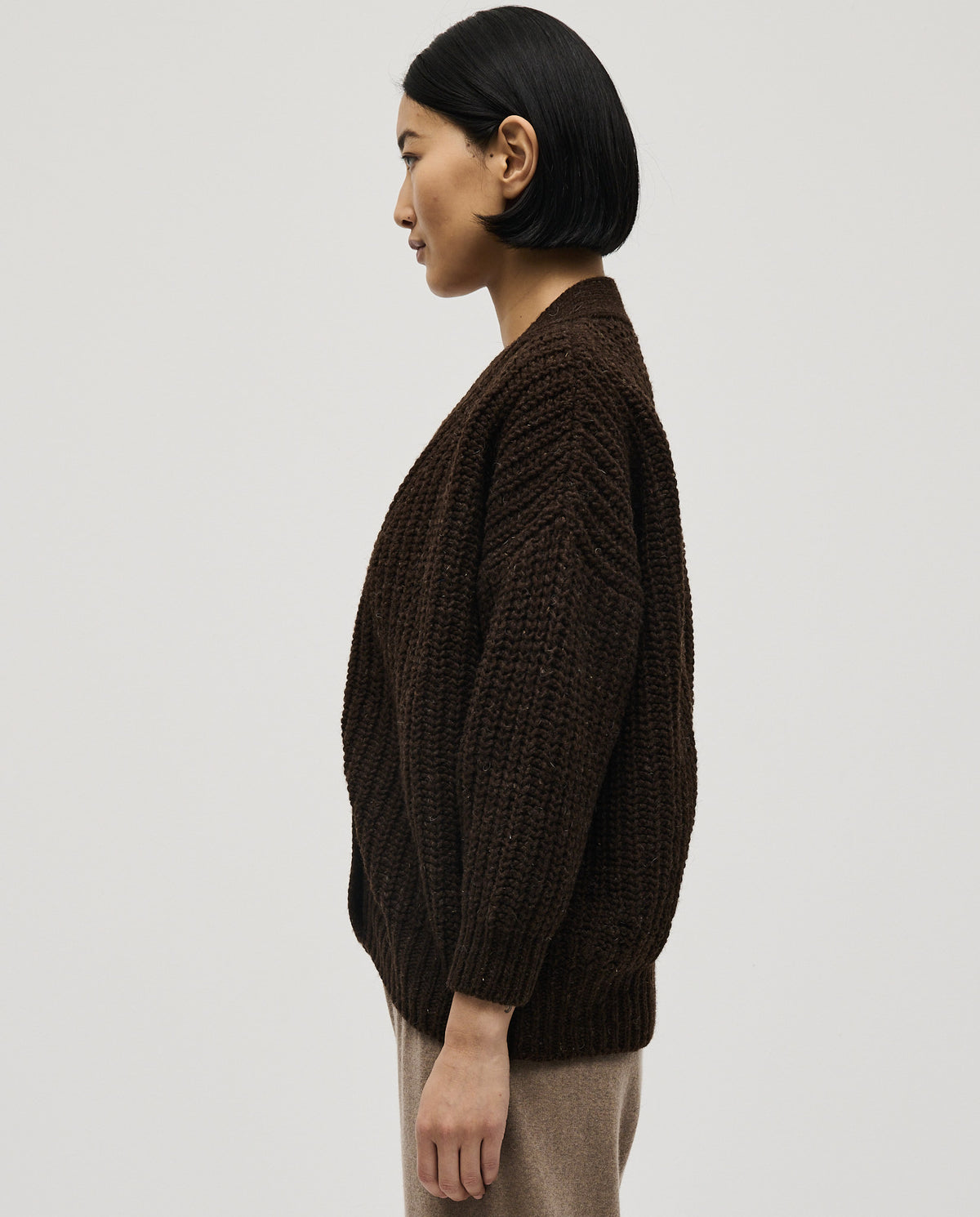 Babaà No19 Earth women's cardigan in soft knit, featuring a relaxed fit and natural earthy tones, displayed on a model.