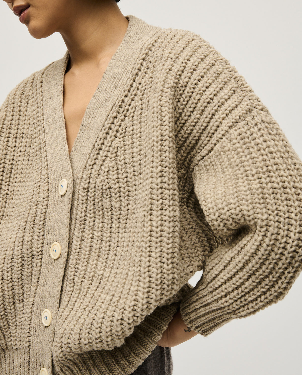 Babaà No19 Mist women's cardigan in soft knit fabric, featuring a relaxed fit and subtle color for casual elegance.