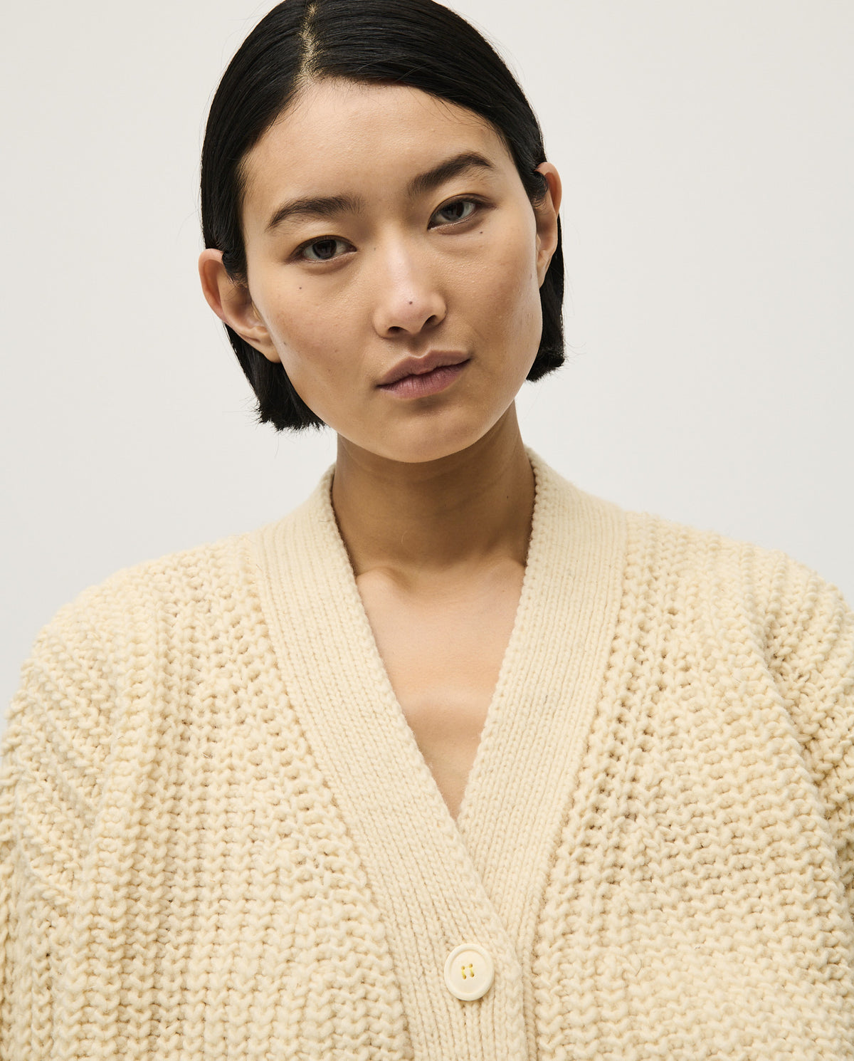 Babaà No19 natural women's cardigan, soft knit fabric with button details, casual and cozy style for everyday wear.