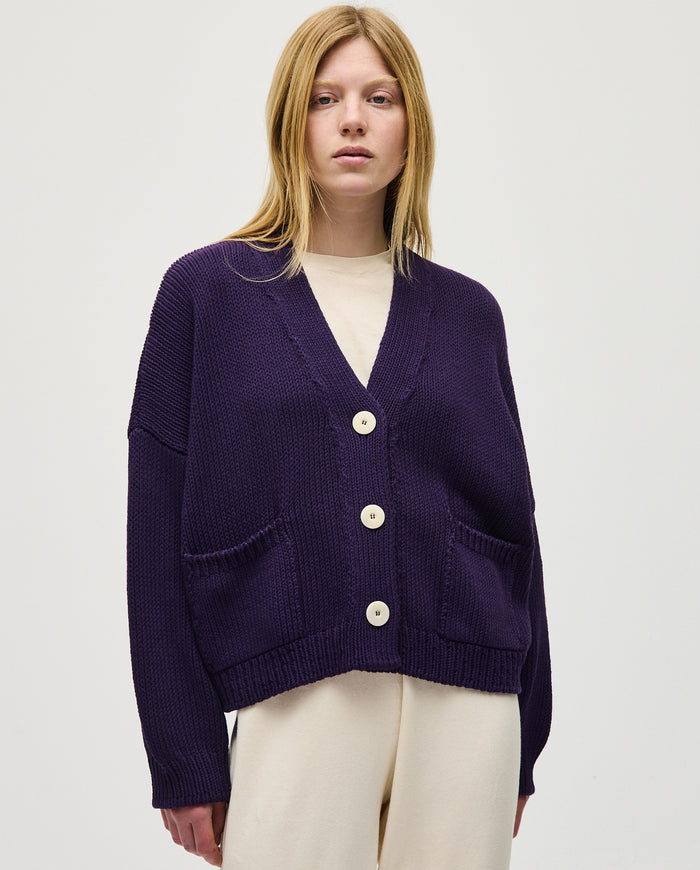 Woman wearing Babaà No22 Ridge cardigan, featuring a cozy knit design in a relaxed fit, perfect for casual outfits.
