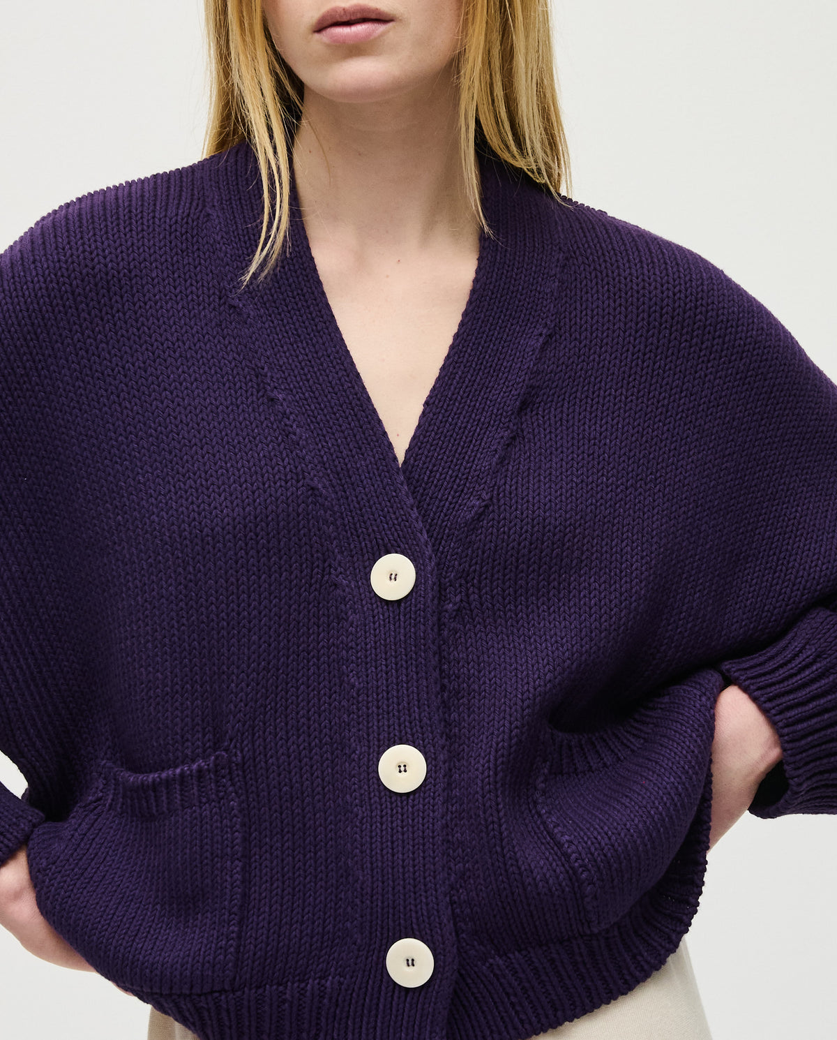 Babaà No22 Ridge women's cardigan in soft knit fabric, featuring a relaxed fit and button-up front, shown in a neutral color.