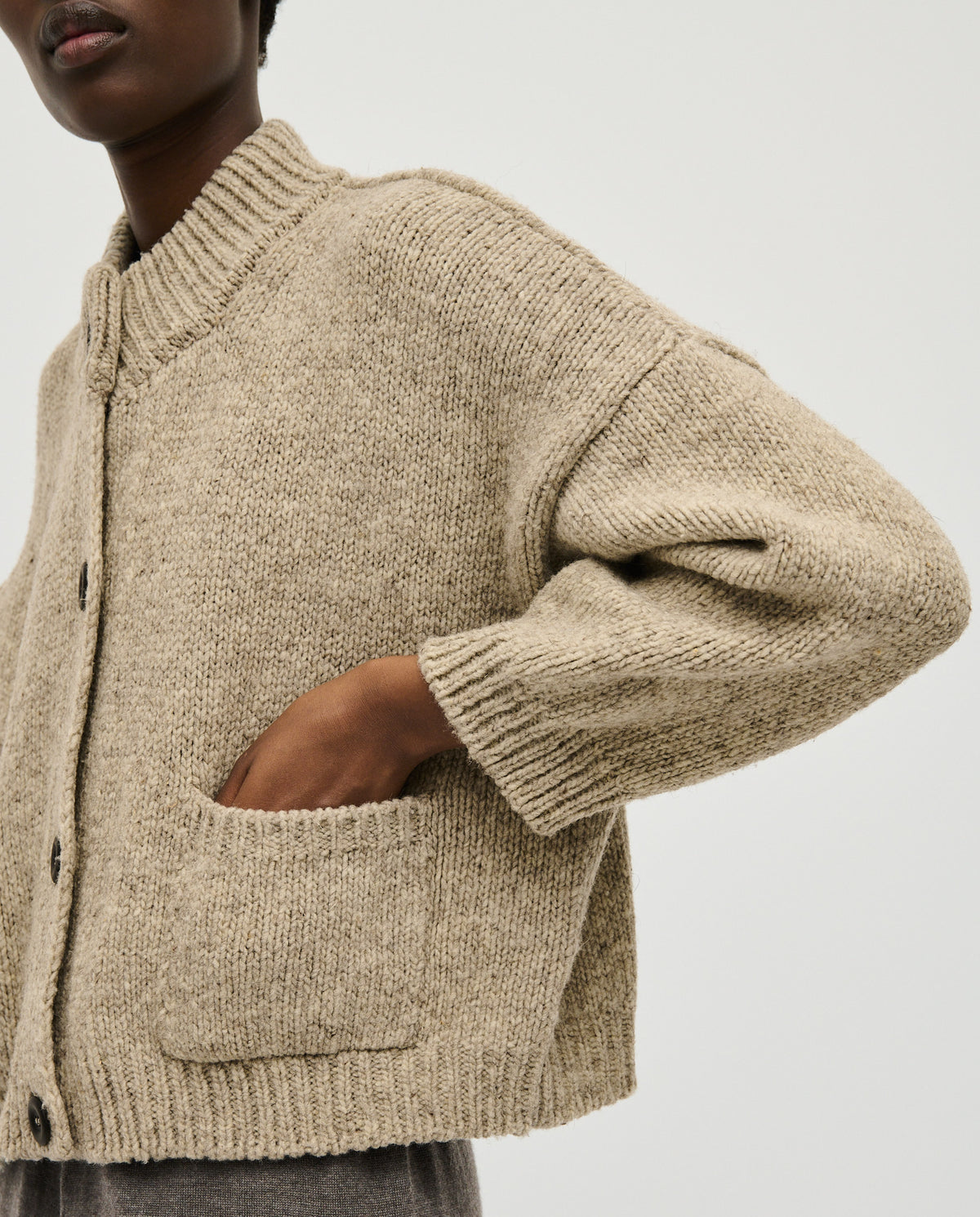 Babaà No23 Mist women's cardigan in soft knit fabric, featuring a relaxed fit and button closure, displayed on a model.