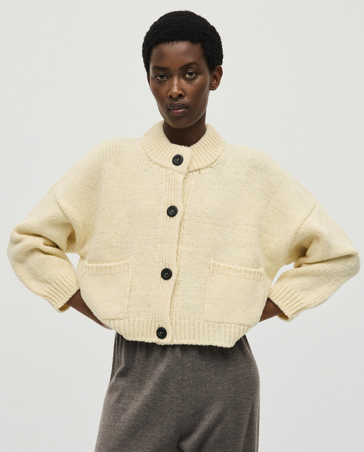 Babaà No23 natural women's cardigan, soft knit fabric, long sleeves, button-up front, and classic V-neck design.