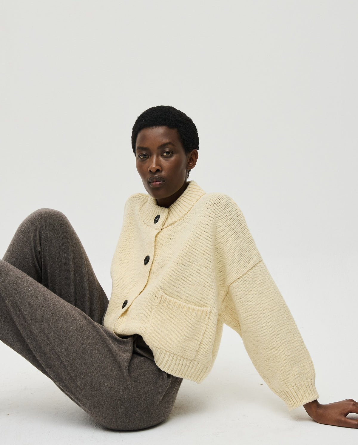Babaà No23 natural women's cardigan featuring a soft, cozy knit with long sleeves and a relaxed fit, ideal for casual wear.