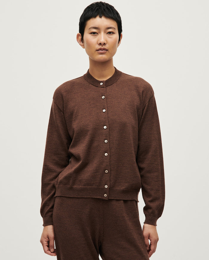 Babaà No25 Roble Rojo women's cardigan displayed on a model, featuring a vibrant red color and cozy knit texture.