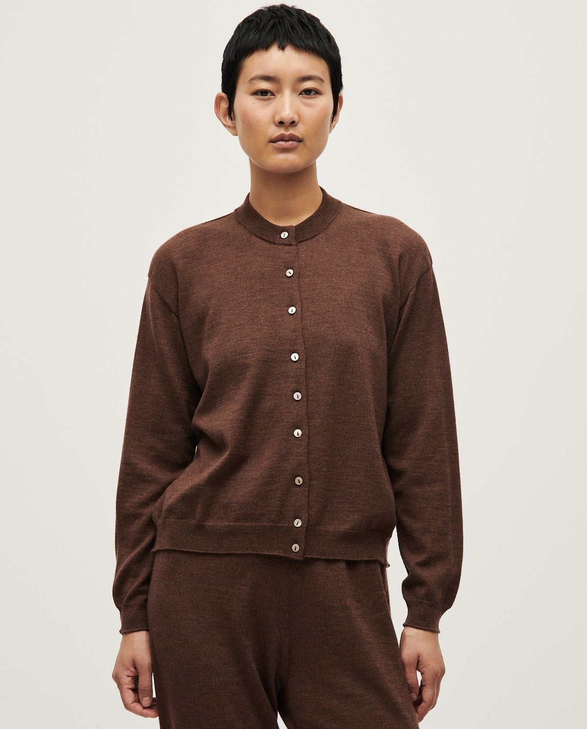 Babaà No25 Roble Rojo women's cardigan displayed on a model, featuring a vibrant red color and cozy knit texture.