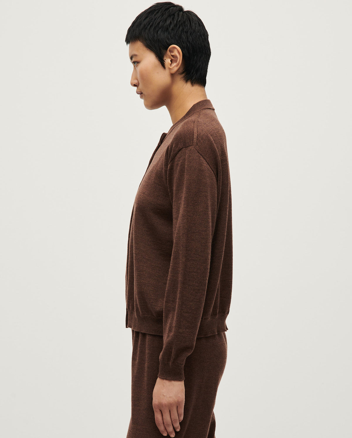 Babaà No25 Roble Rojo women's cardigan in vibrant red knit, featuring a relaxed fit and button-front design.