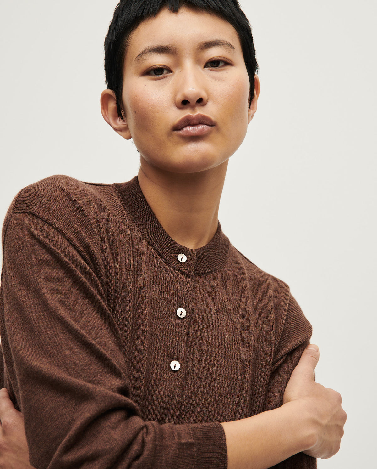 Babaà no25 Roble Rojo women's cardigan in vibrant red, soft knit fabric, featuring a cozy design and button closure.