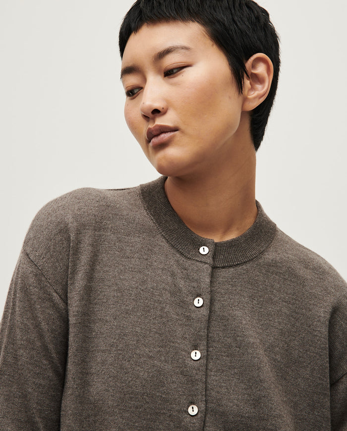 Babaà No25 Volcán women's cardigan in warm knit fabric, shown in a relaxed fit with a button-up front and ribbed cuffs.
