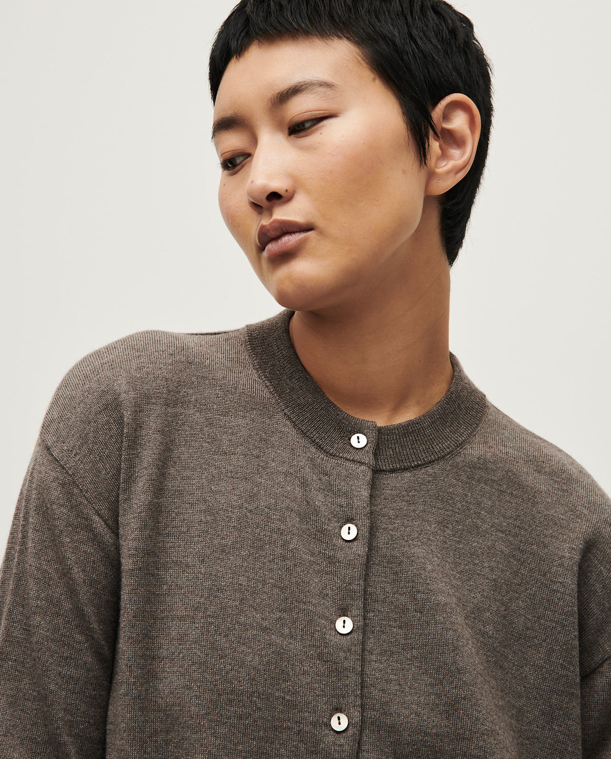 Babaà No25 Volcán women's cardigan in warm knit fabric, shown in a relaxed fit with a button-up front and ribbed cuffs.