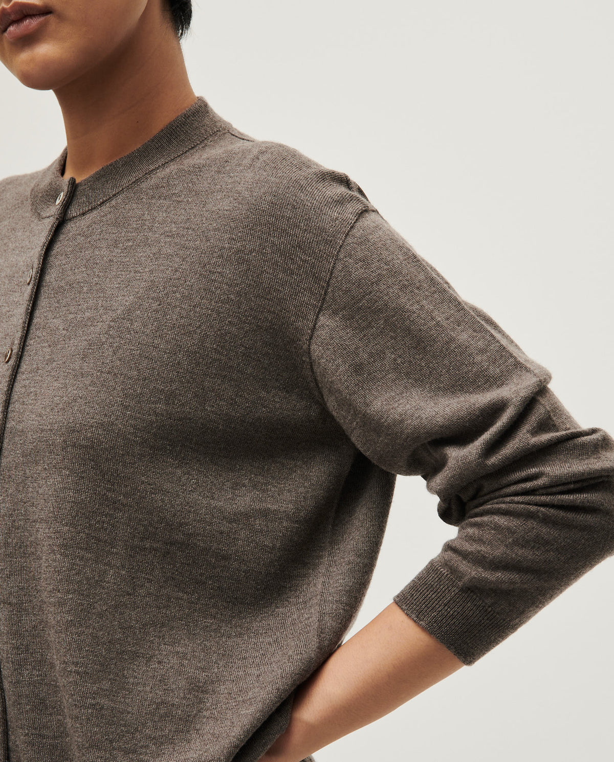 Babaà No25 Volcán women's cardigan featuring a cozy knit design in earthy tones, perfect for casual or layered outfits.