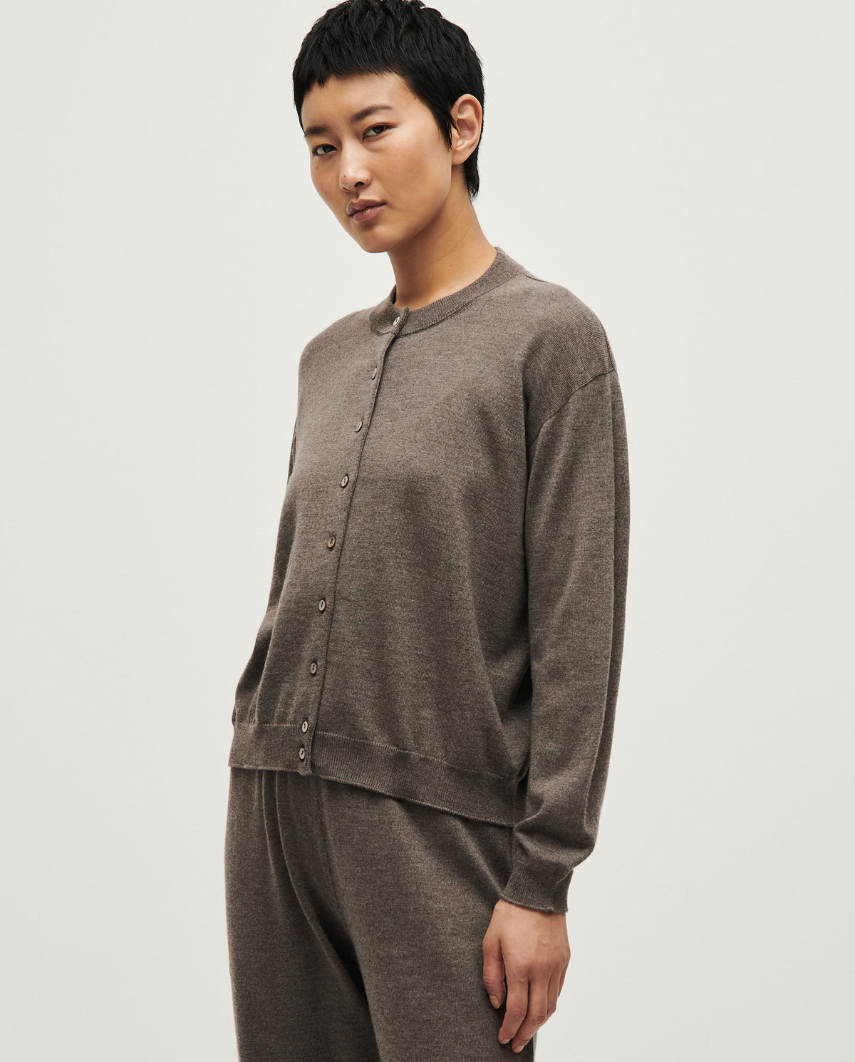 Babaà No25 Volcán women's cardigan in warm, textured knit with a relaxed fit and earthy volcanic color.