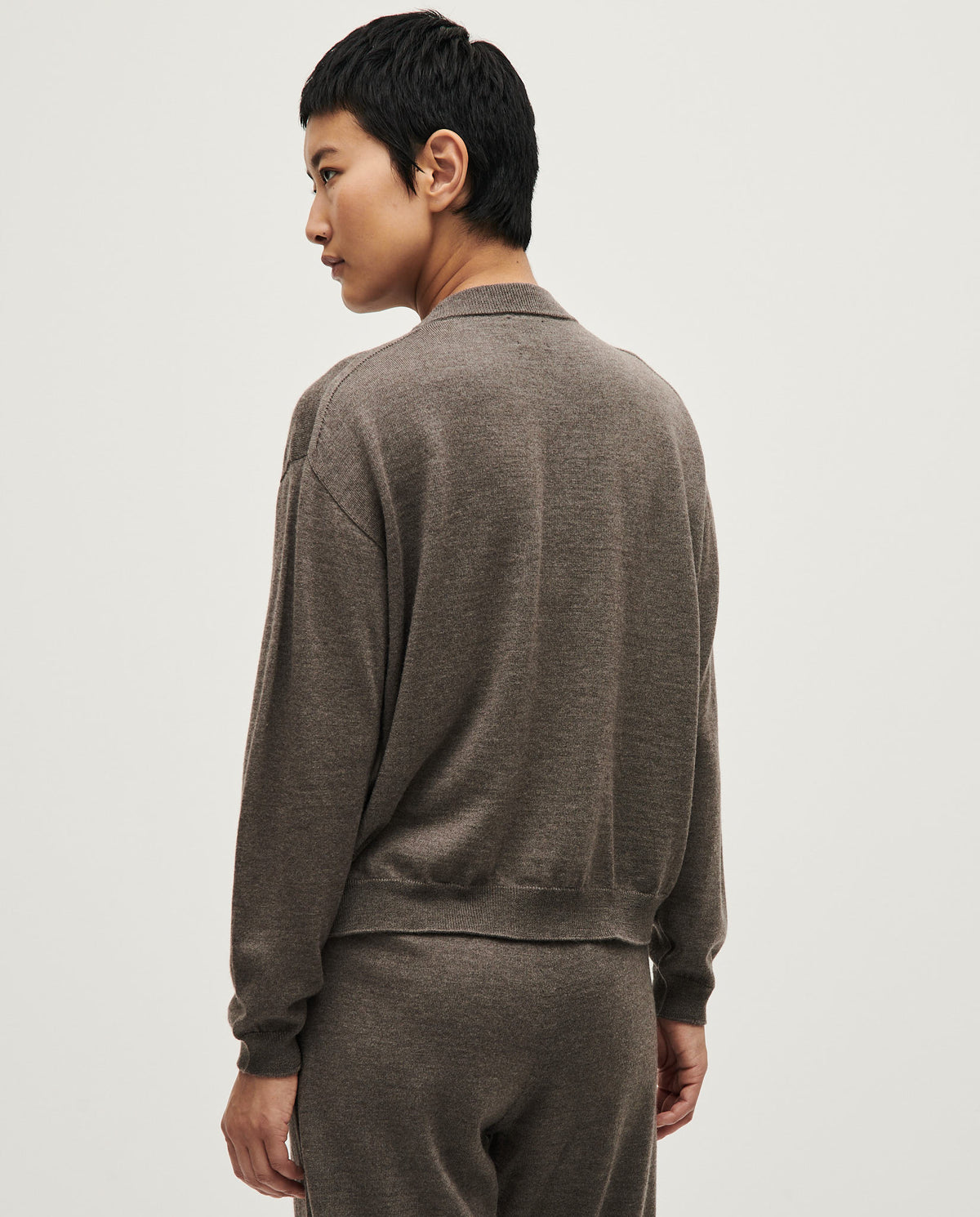 Woman wearing Babaà No25 Volcán cardigan, cozy knit with earthy tones, styled casually with open front and long sleeves.