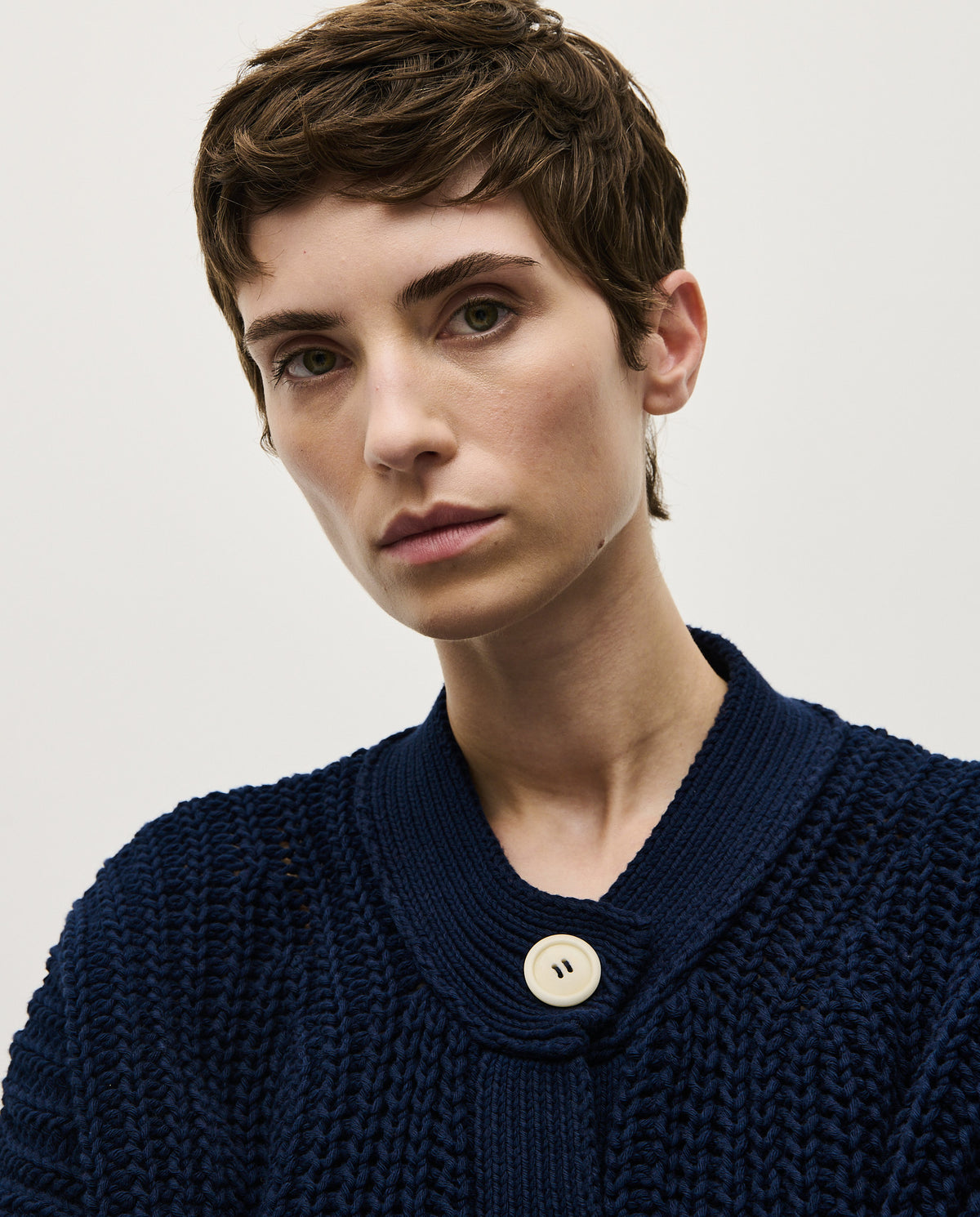 Navy Babaà No8 women's cardigan with long sleeves and button closure, made from soft knit fabric for a comfortable fit.