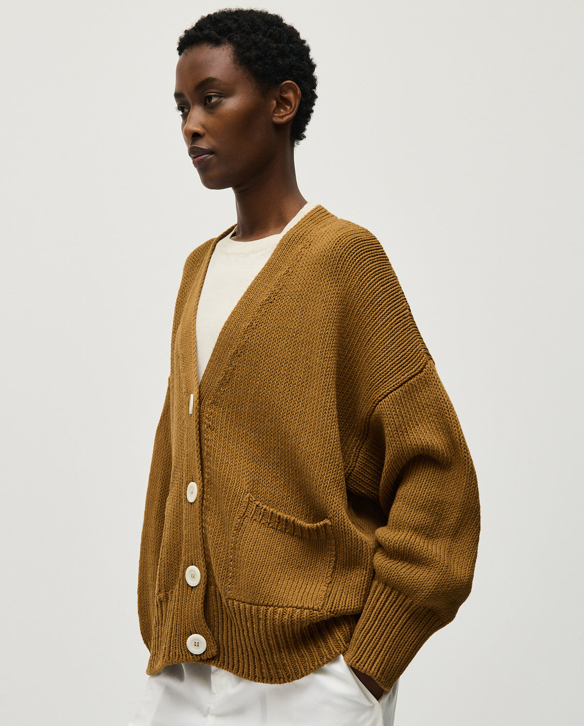 Babaà No86 Sukkari women's cardigan displayed on a hanger, featuring a cozy knit fabric and a stylish open-front design.