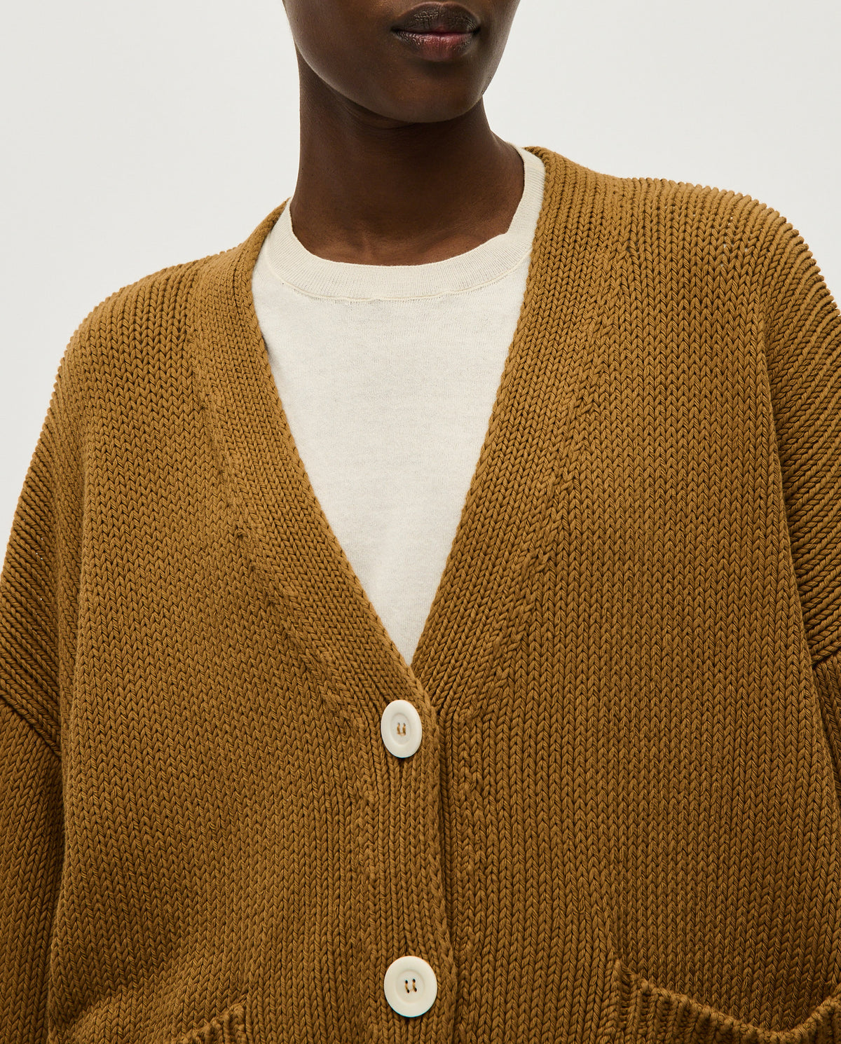 Babaà No86 Sukkari women's cardigan made of soft knit fabric, featuring a relaxed fit and button closure in a warm, earthy tone.