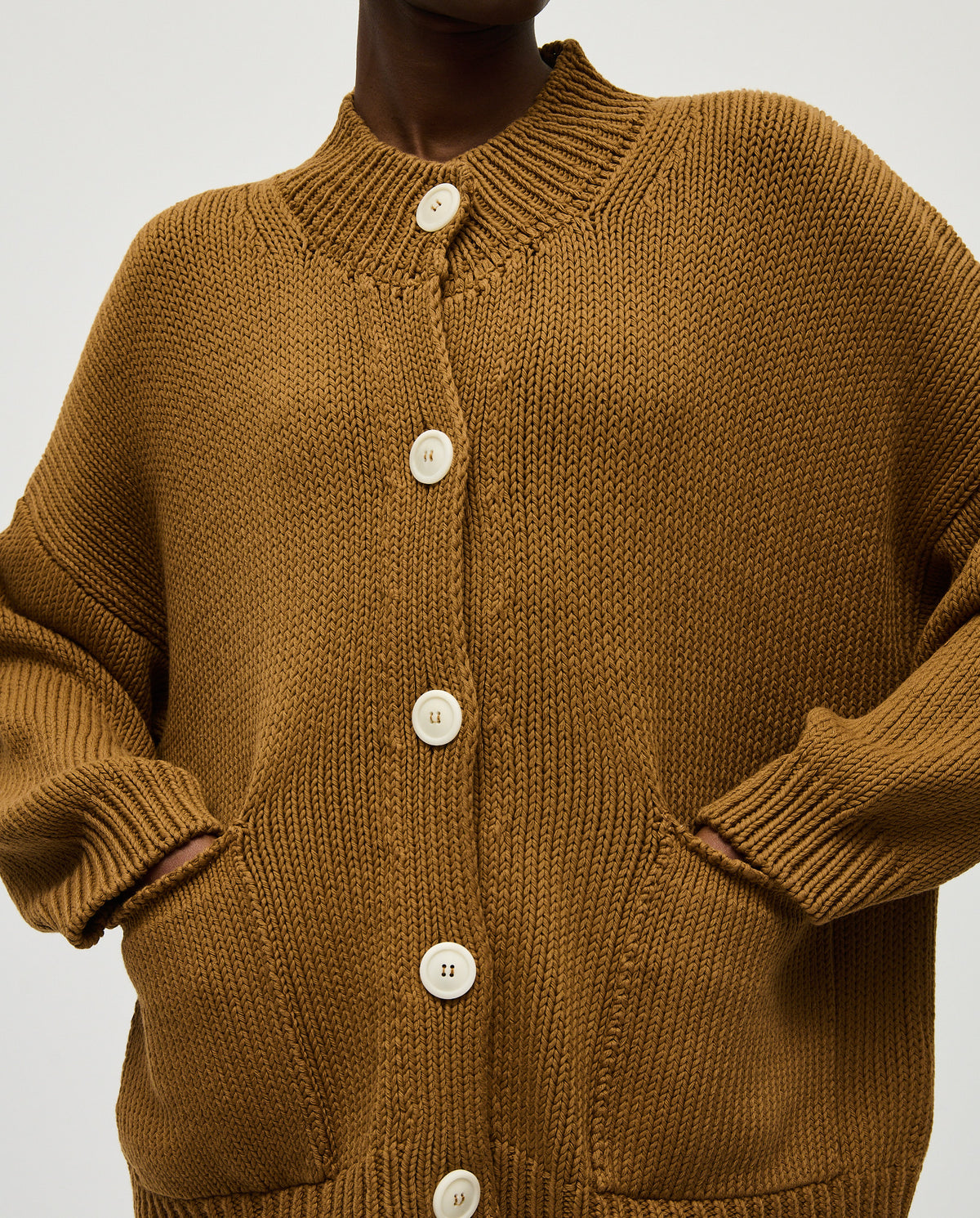 Babaà No88 Sukkari women's cardigan in soft knit fabric, featuring a relaxed fit and button closure, displayed on a model.