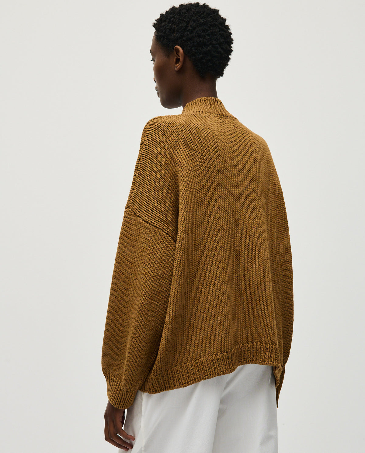 Babaà No88 Sukkari women's cardigan featuring a cozy knit design and button closure, in a stylish, neutral tone.