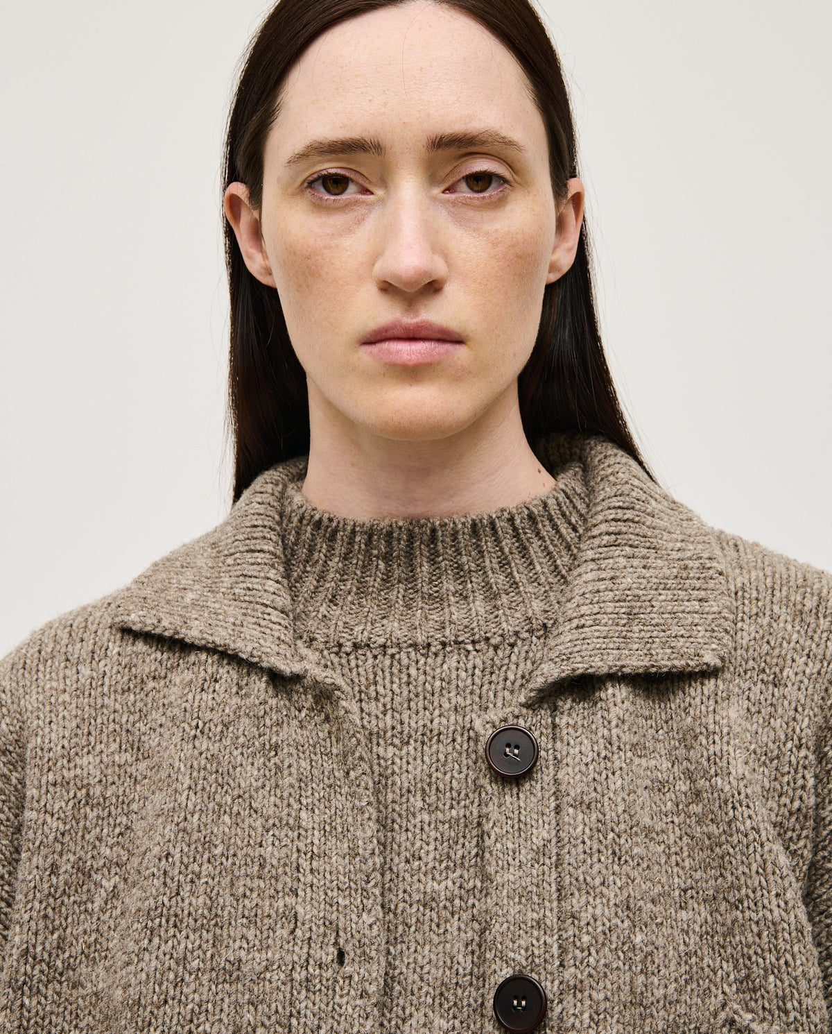 Babaà No93 dark mist cardigan for women featuring a soft knit fabric and relaxed fit, displayed on a model.
