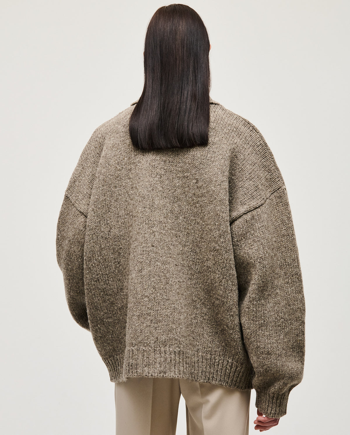 Babaà No93 dark mist women's cardigan displayed on a mannequin, featuring a soft knit fabric and a relaxed fit.