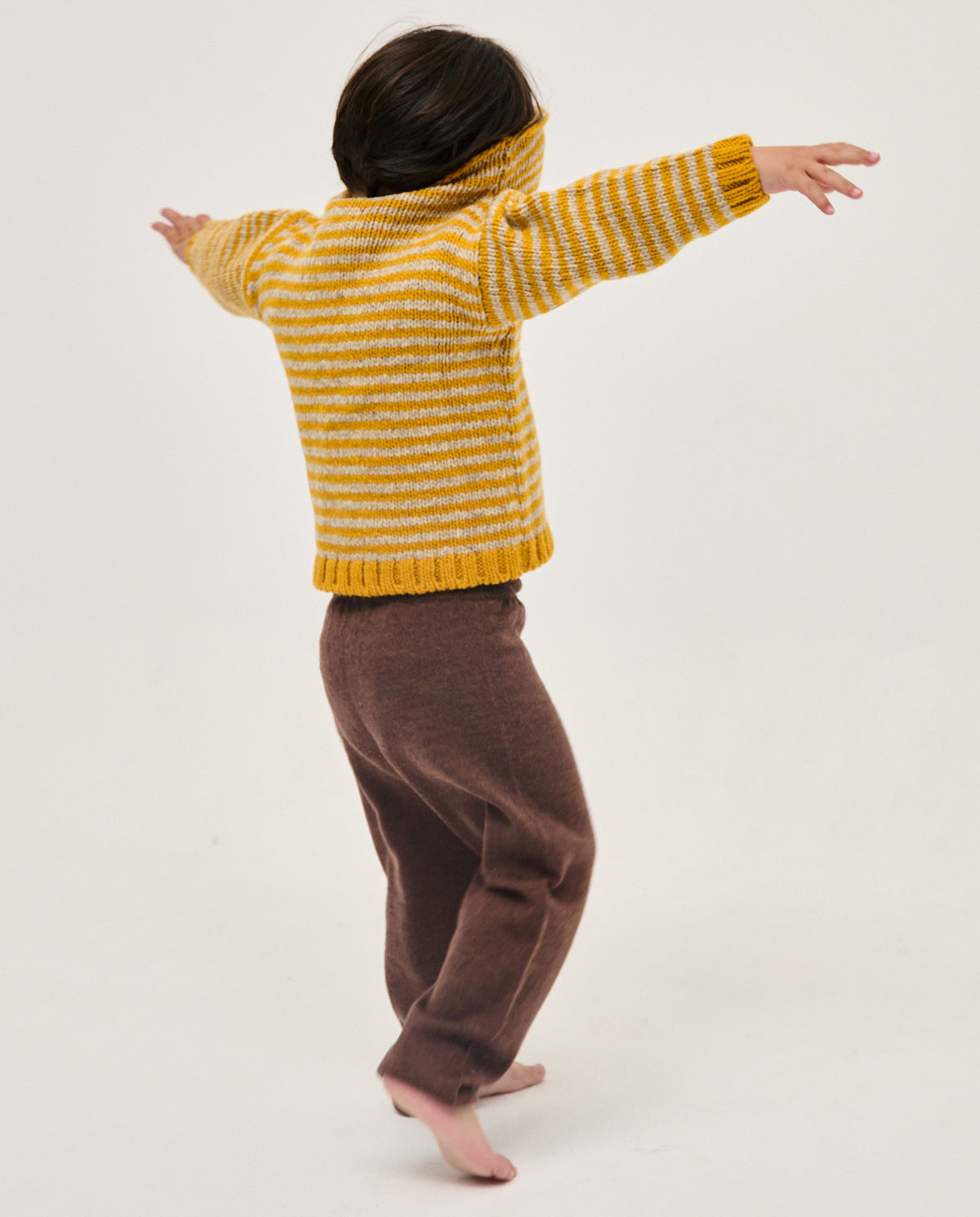 Kids' beige ochre jumper by Babaà, soft knit sweater for children, shown in a close-up of the cozy fabric and stylish fit.