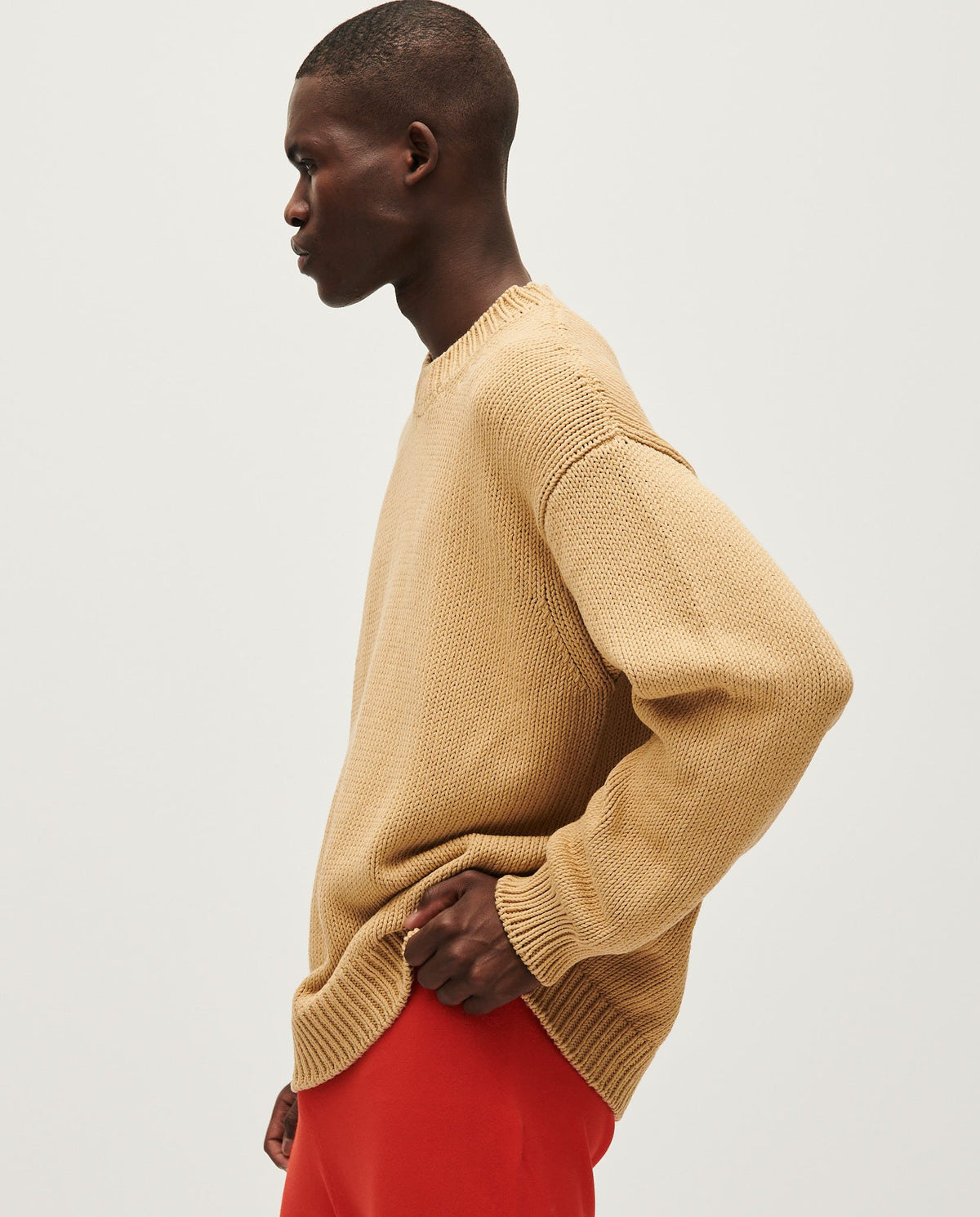 Babaà Jumper Man No16 with a unique clay pot design, featuring a stylish jumper worn by a male model.