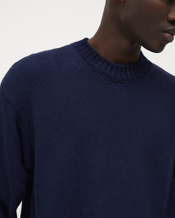 Navy men's jumper No16 by Babaà, featuring a comfortable knit design with a round neckline and long sleeves.