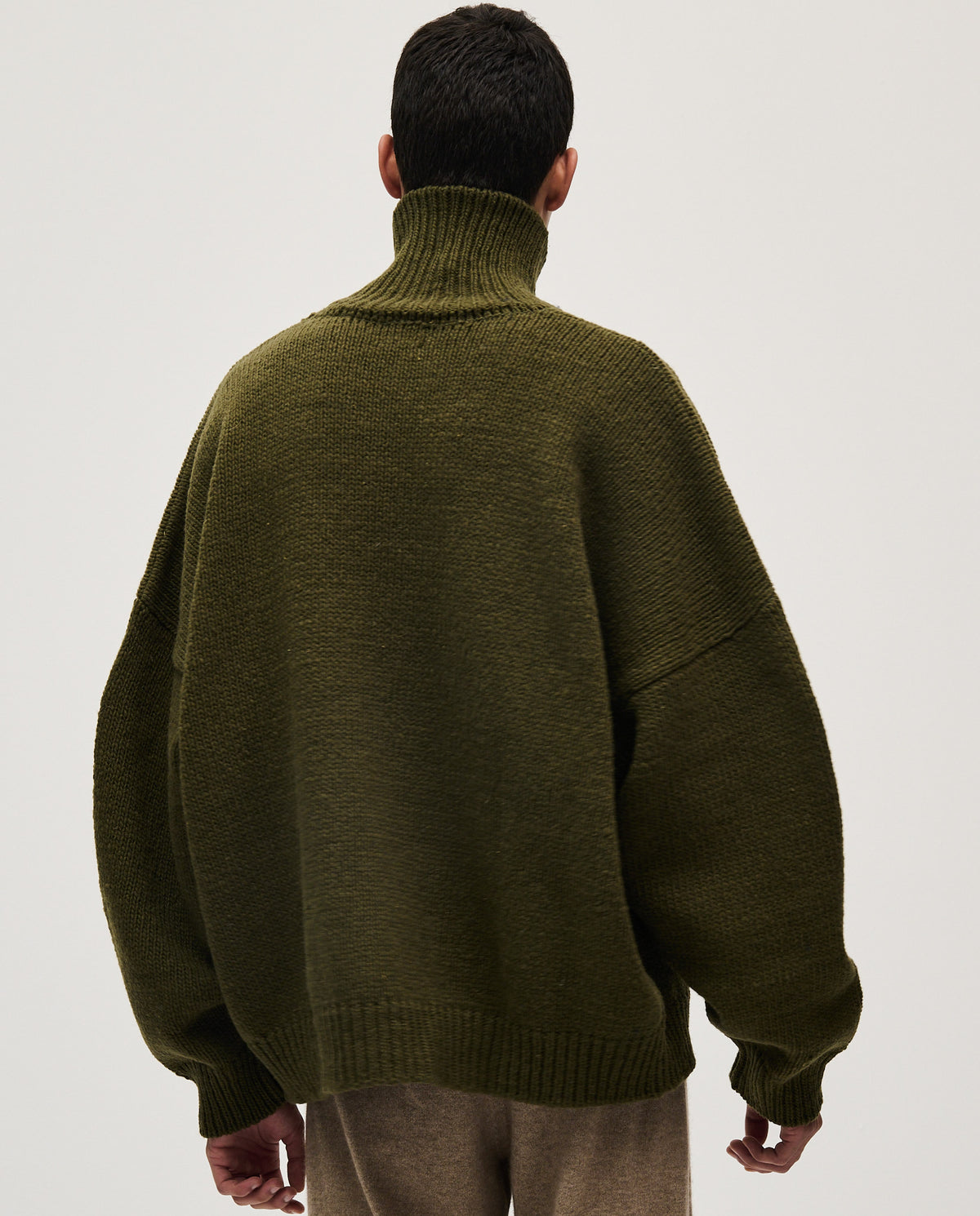Babaà No17 Alga men's jumper featuring a cozy knitted design in green and navy, displayed on a mannequin.