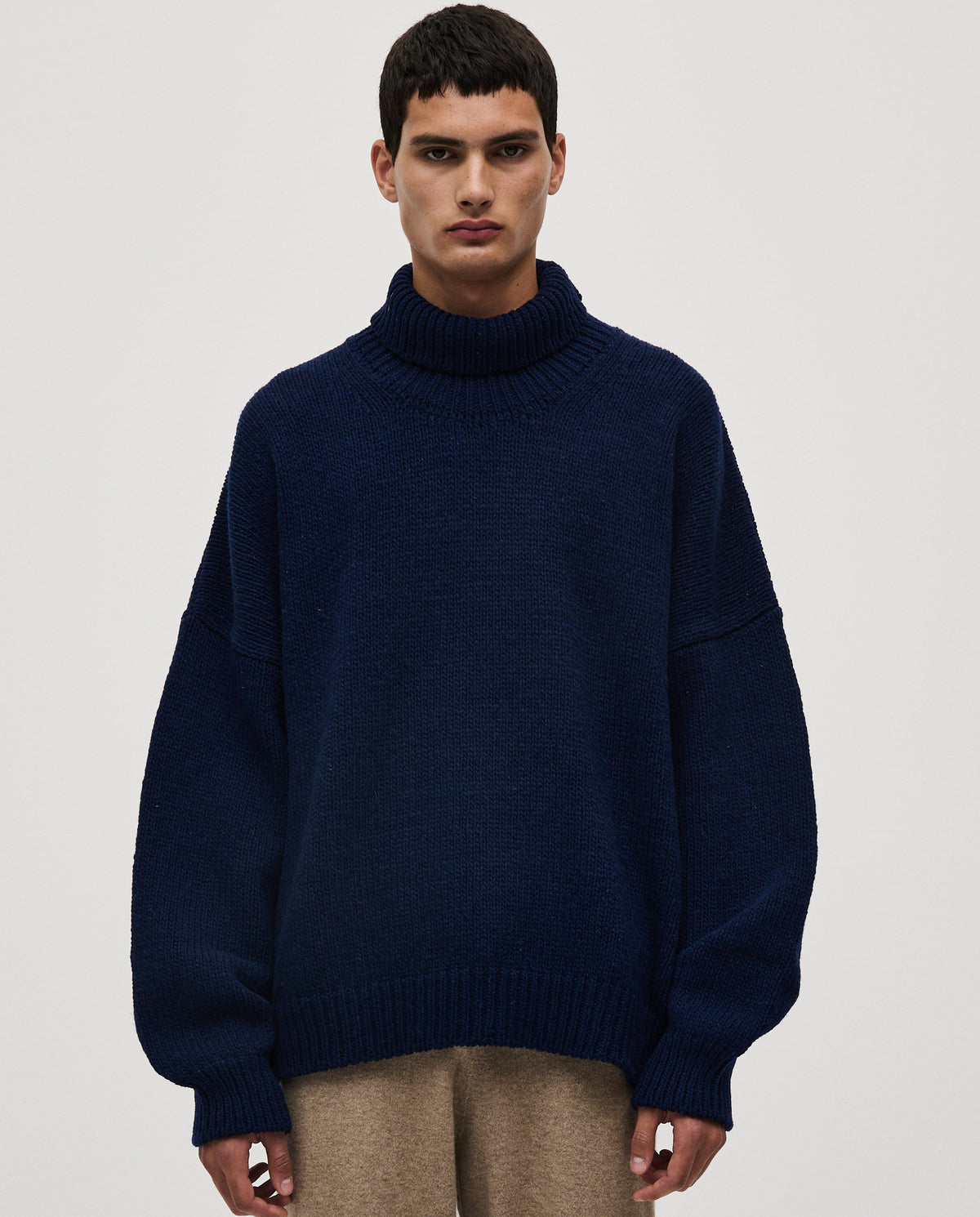 Navy men's jumper No17 by Babaà with a crew neck, soft knit fabric, and a relaxed fit, displayed on a mannequin.