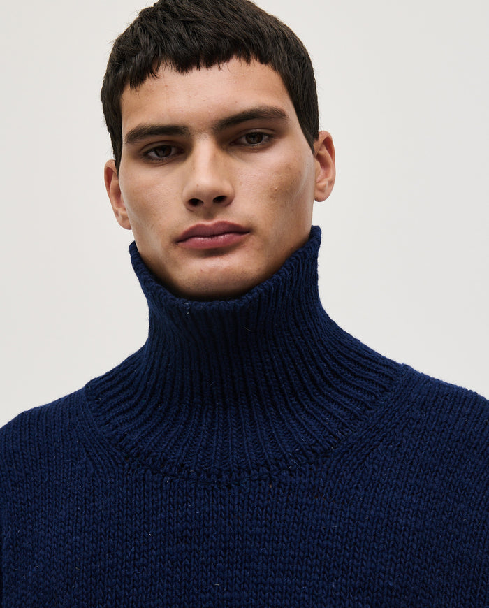 Navy men's jumper No17 by Babaà, shown on a model, featuring a cozy knit fabric and classic fit.