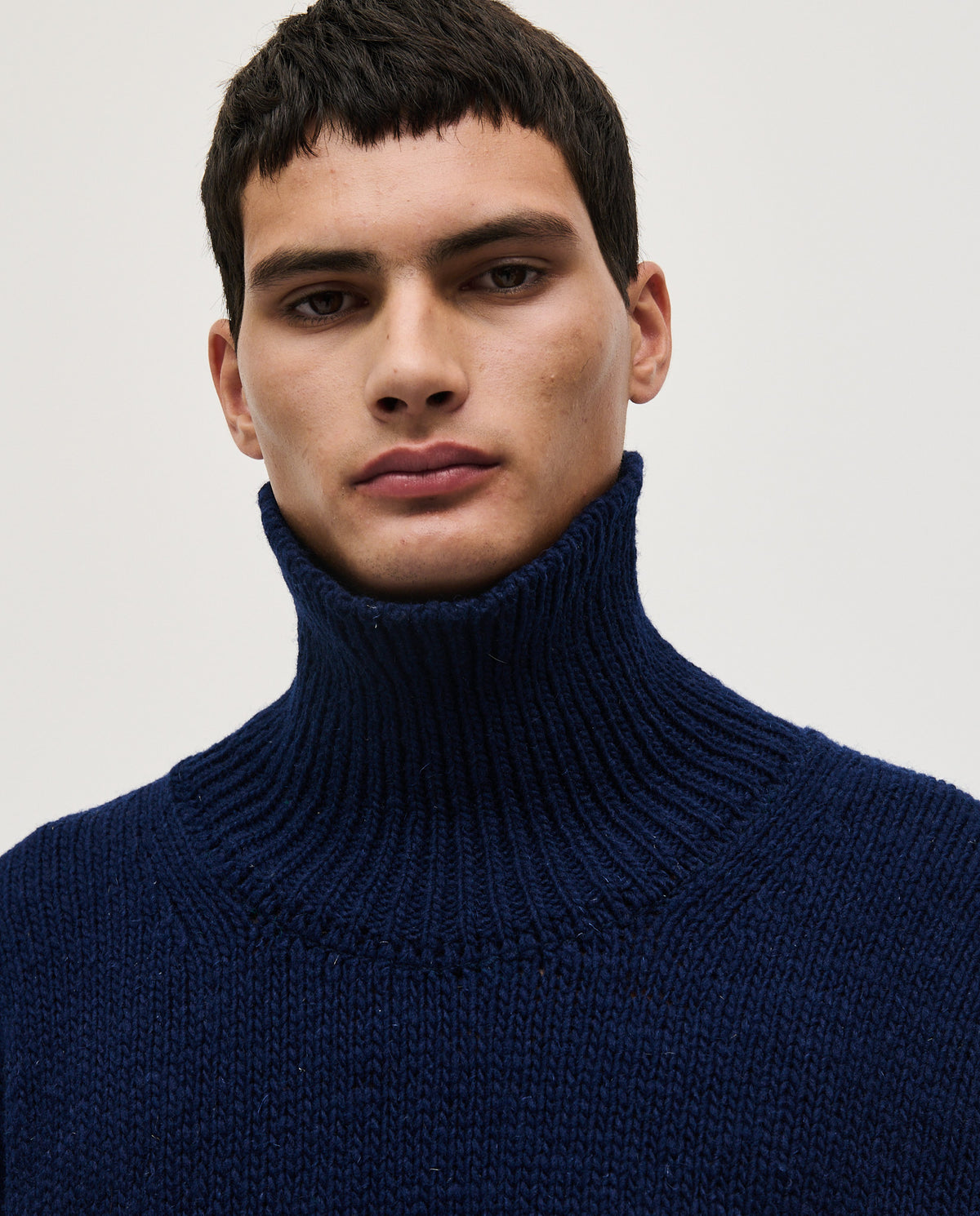 Navy men's jumper No17 by Babaà, shown on a model, featuring a cozy knit fabric and classic fit.