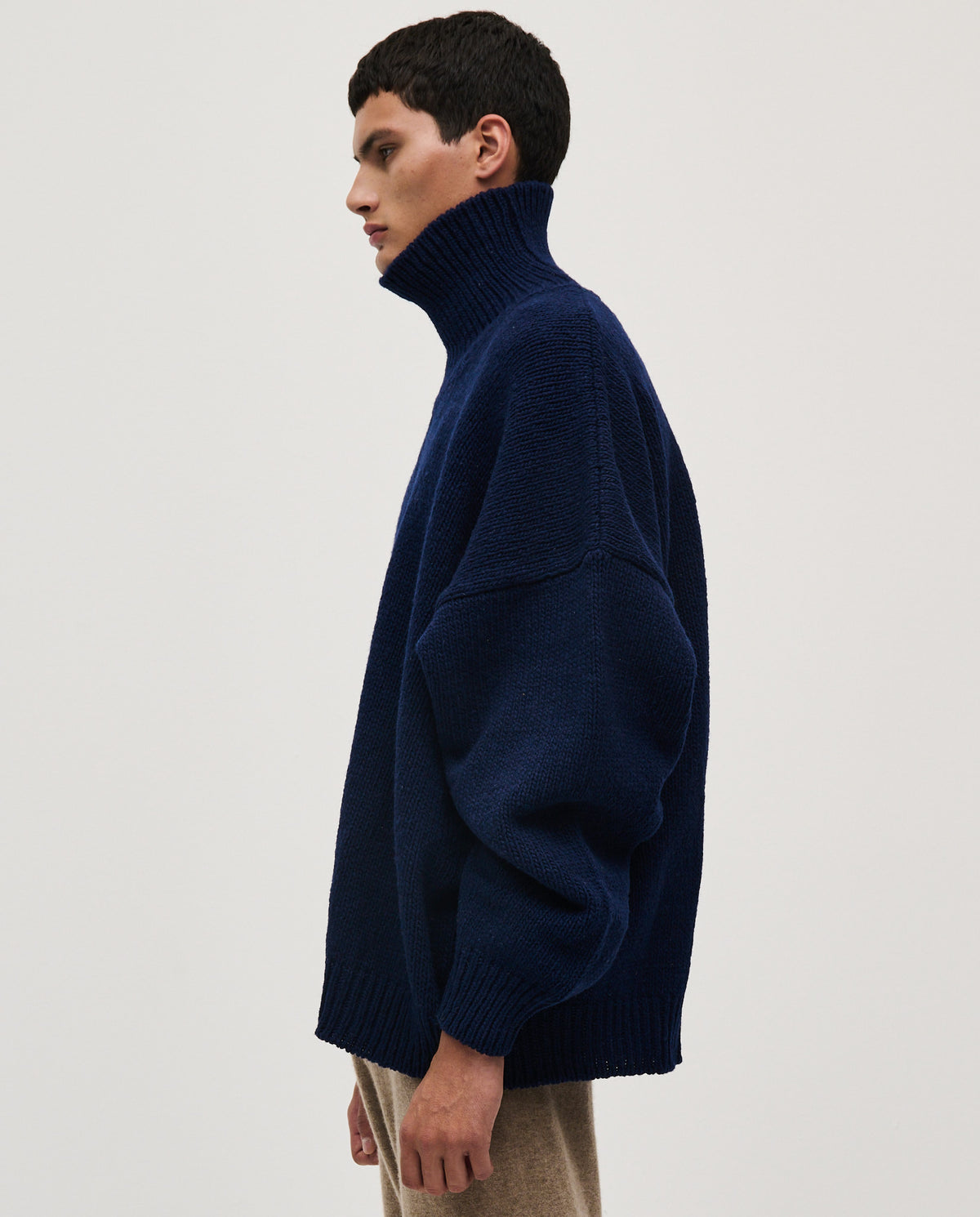 Navy men's jumper No17 by Babaà, featuring a comfortable knit fabric and classic fit, shown on a plain background.