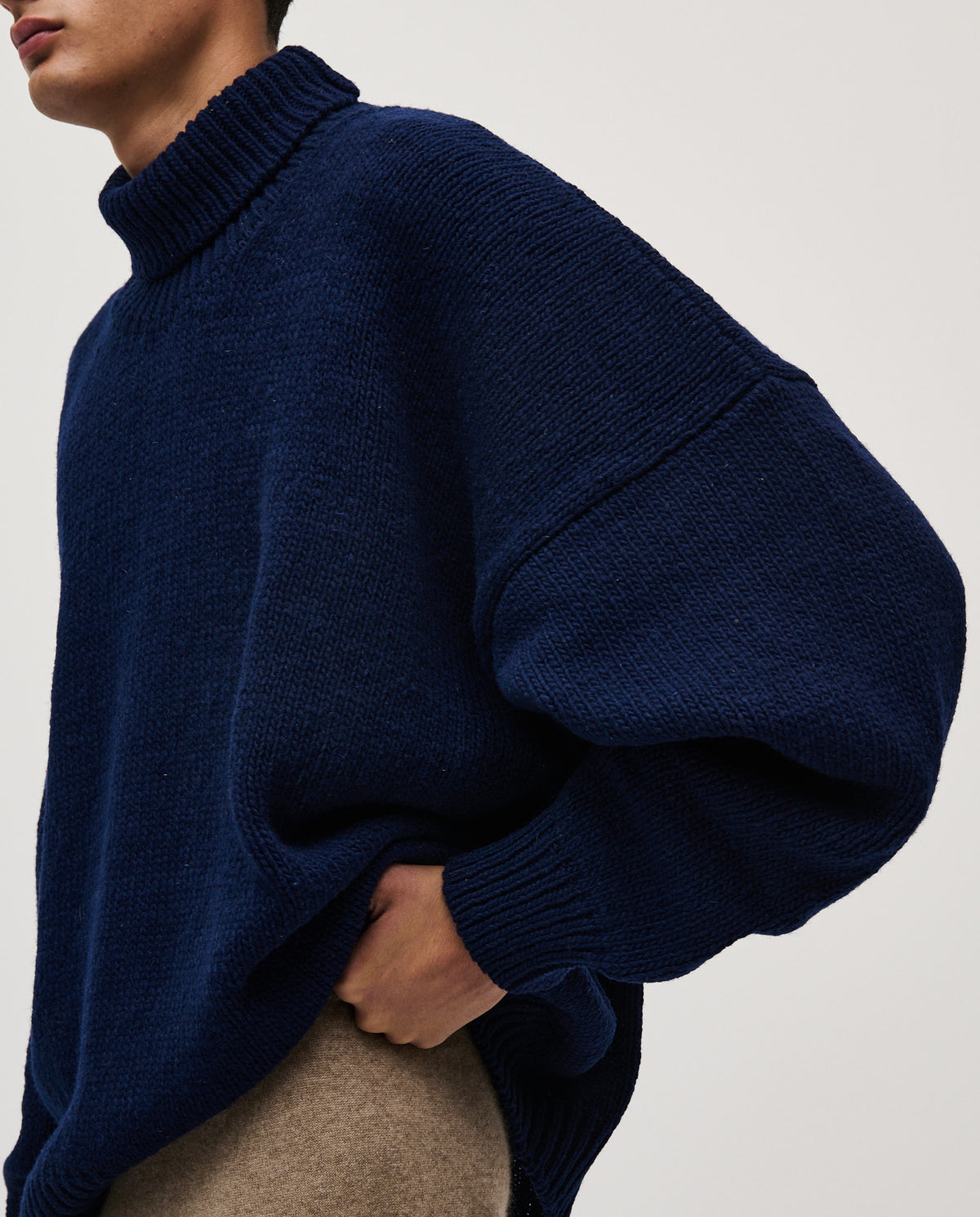 Navy men's jumper No17 by Babaà, featuring a cozy knit design and ribbed cuffs, shown on a model.