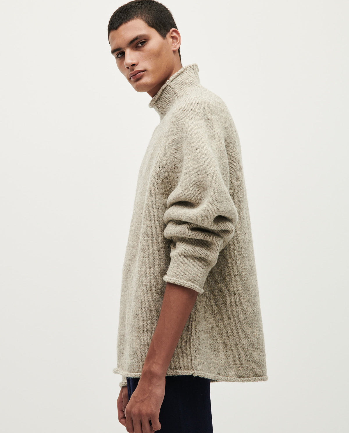 Babaà men's jumper No81 Mist in soft fabric, featuring a relaxed fit and stylish design, shown on a model.