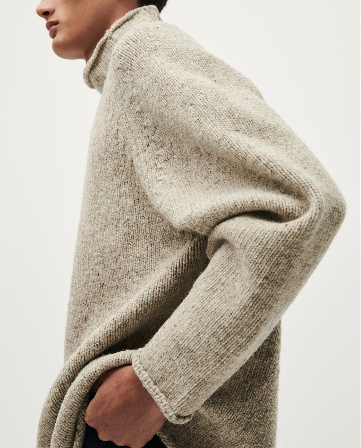 Babaà men's jumper No81 Mist in light gray, featuring a cozy knit design and ribbed cuffs on a neutral background.