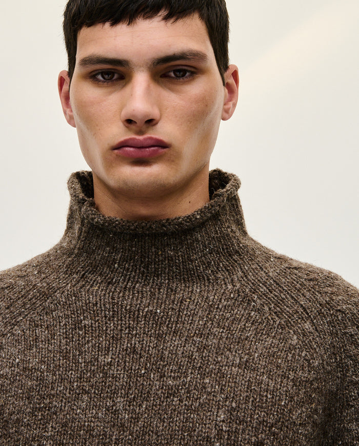 Babaà No81 Oak men's jumper in a cozy knitted fabric, featuring a classic crew neck and earthy oak color.